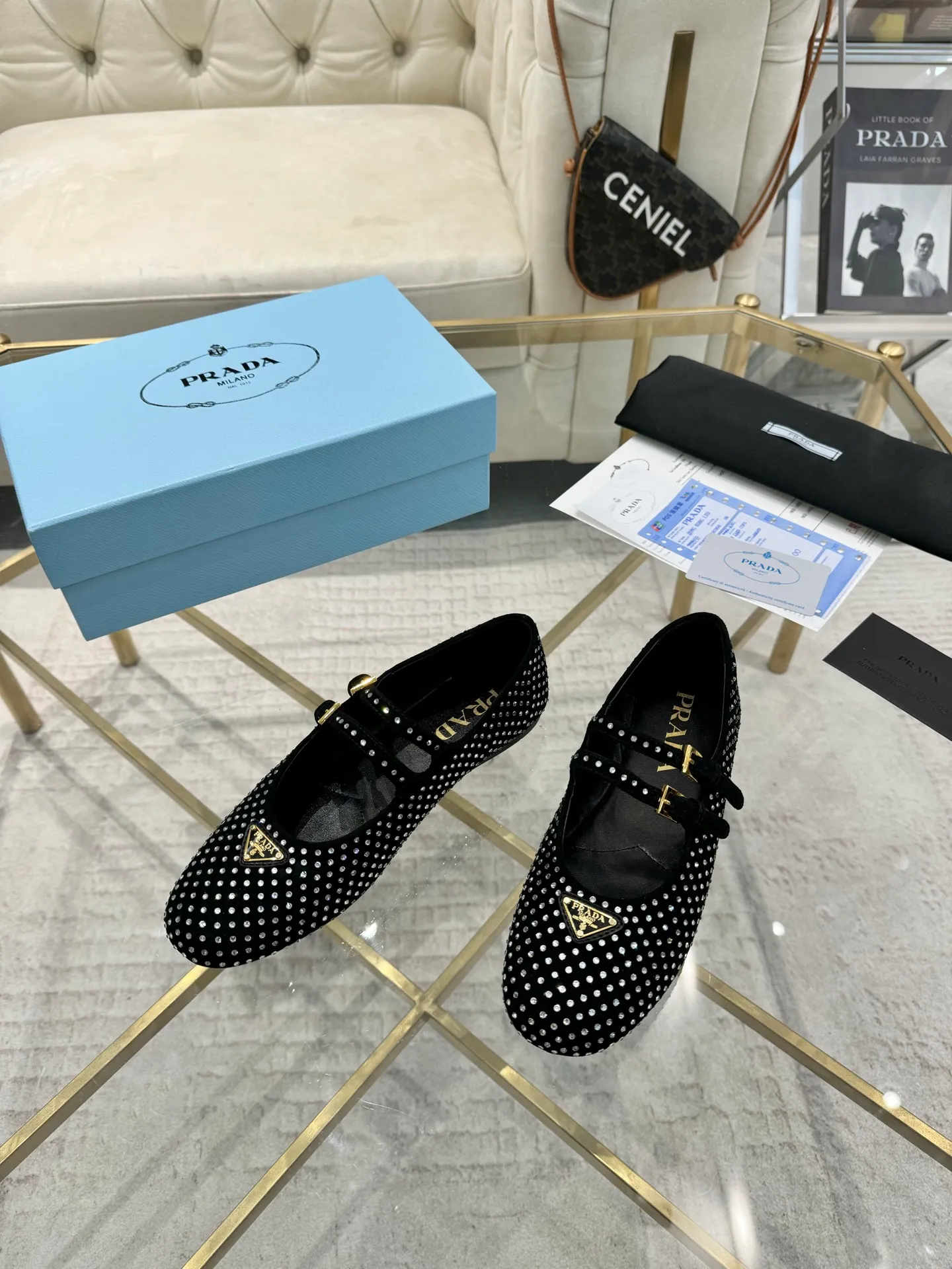 👟👟Ex-factory price 580👟👟New 👉Ready stock👈Remove the original plate to 1:1 The highest version 2024Prada early autumn catwalk T-stage hot style 😘The latest autumn model Flat outsole series Original 1:1 mold outsole A must-have for goddesses Super comfortable on the feet to reduce age 👉The upper is made of imported original cowhide leather Soft and textured, lining + feet, imported sheepskin lining, breathable and comfortable, private molded buckles (all original logos), package craftsmanship, code number 35M-39M (40, 41 customized, non-returnable, non-exchangeable)